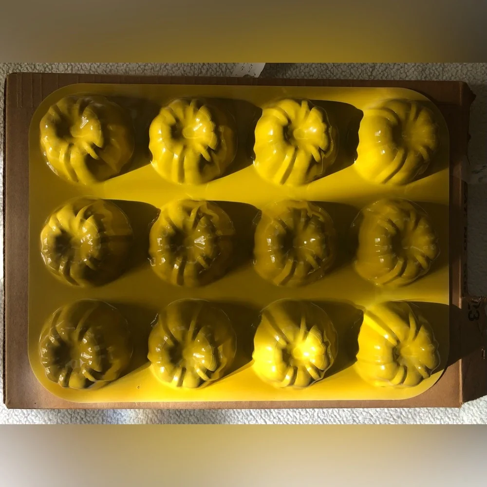 Vintage Nordic Ware Yellow 12-Cavity Mini Bundt Cake Pan 50824 NIB
